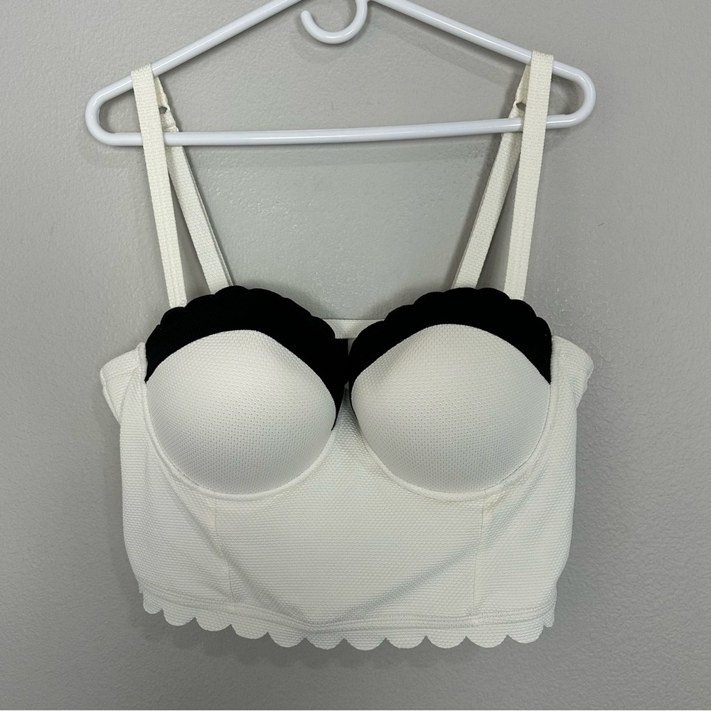 Torrid Black & White Textured Mid-Mini Scalloped Swim Top Size 2